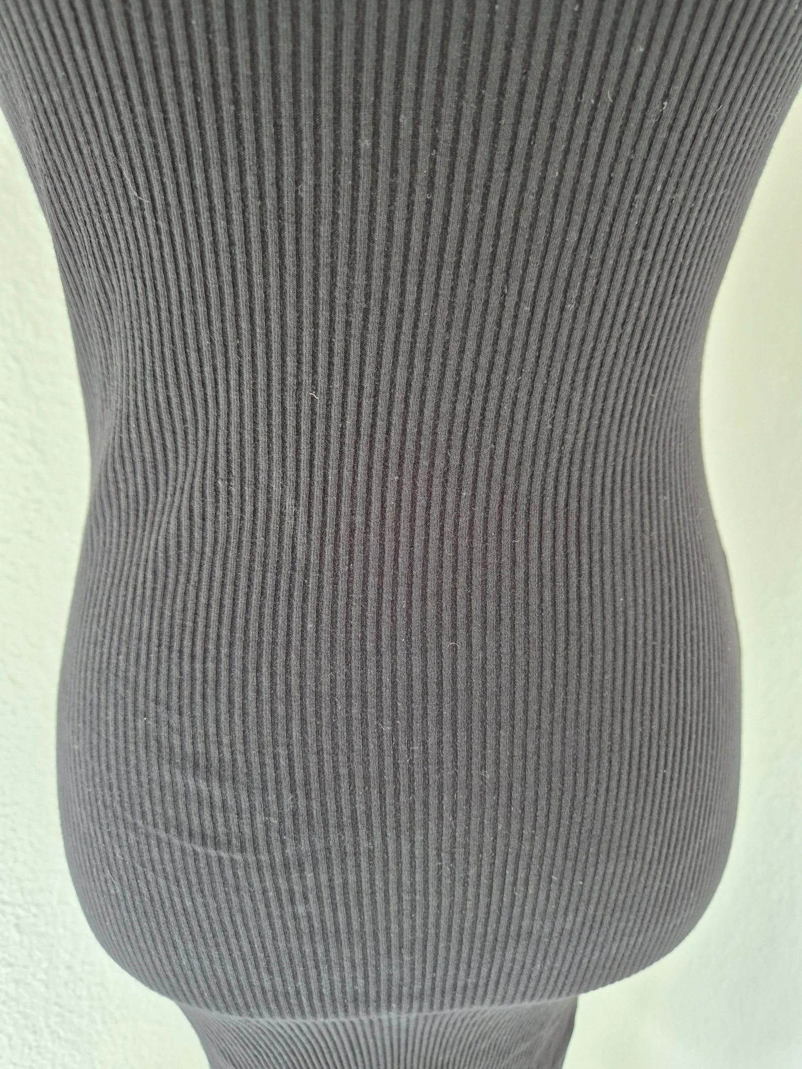 Vestido longo preto Bershka canelado – costas nuas – justo – fenda traseira – tamanho P – photo 2